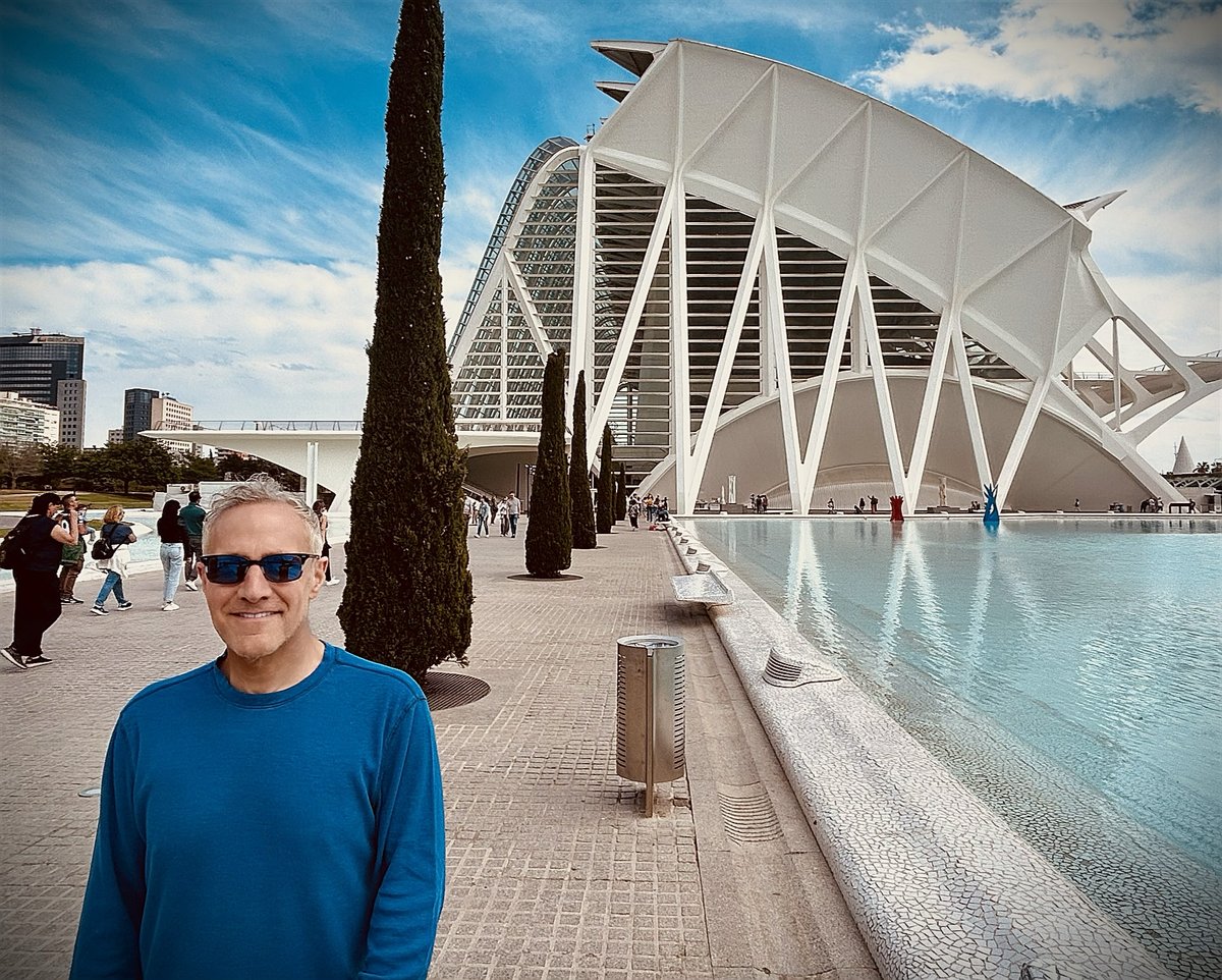 Thanks to Berklee, Valencia Spain for inviting me for a couple days of mentorship at Inocon. I had the chance to meet great artists, students & panelists like @Sophsaproblem @mike_n_keys at the stunning Palau De Les Arts, Spain 🎵🌎 #palaudelesarts #conference #arts