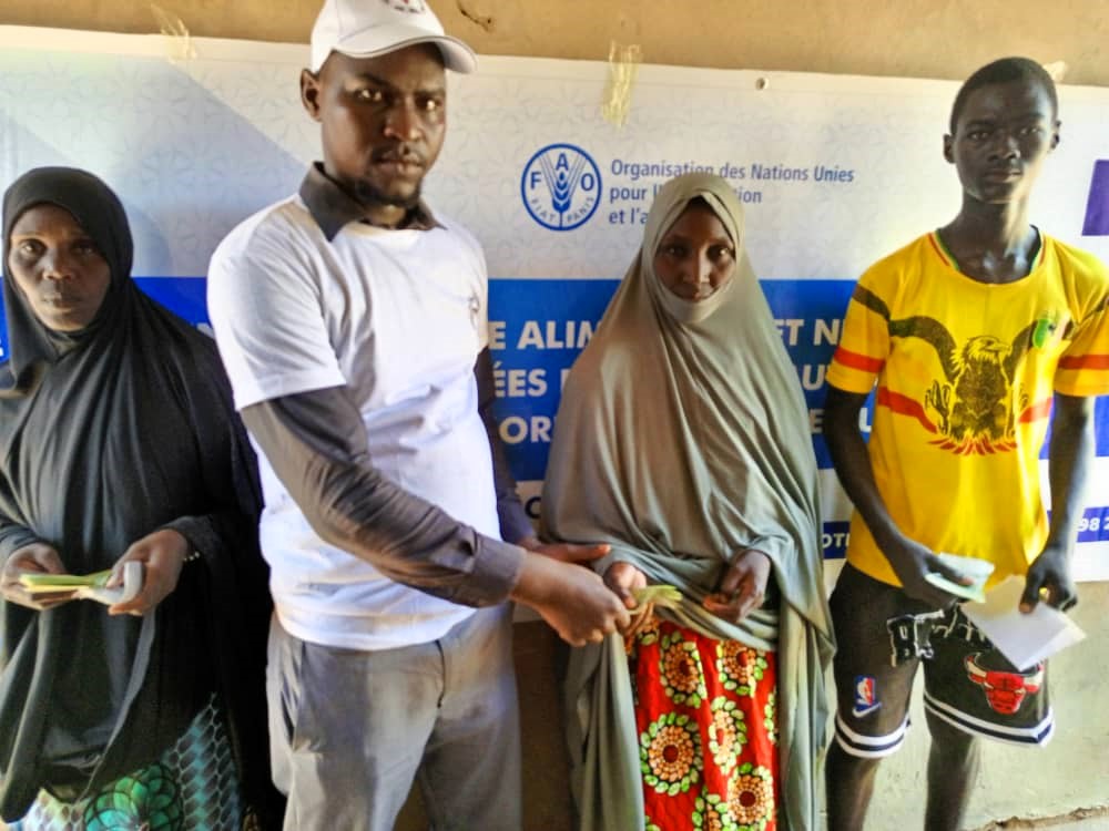 Grâce aux transferts monétaires, les populations déplacées & les communautés hôtes dans les régions du nord et du centre du #Mali peuvent accroitre en #urgence la production ainsi que la diversité alimentaire et nutritionnelle de leurs ménages. #Sahel