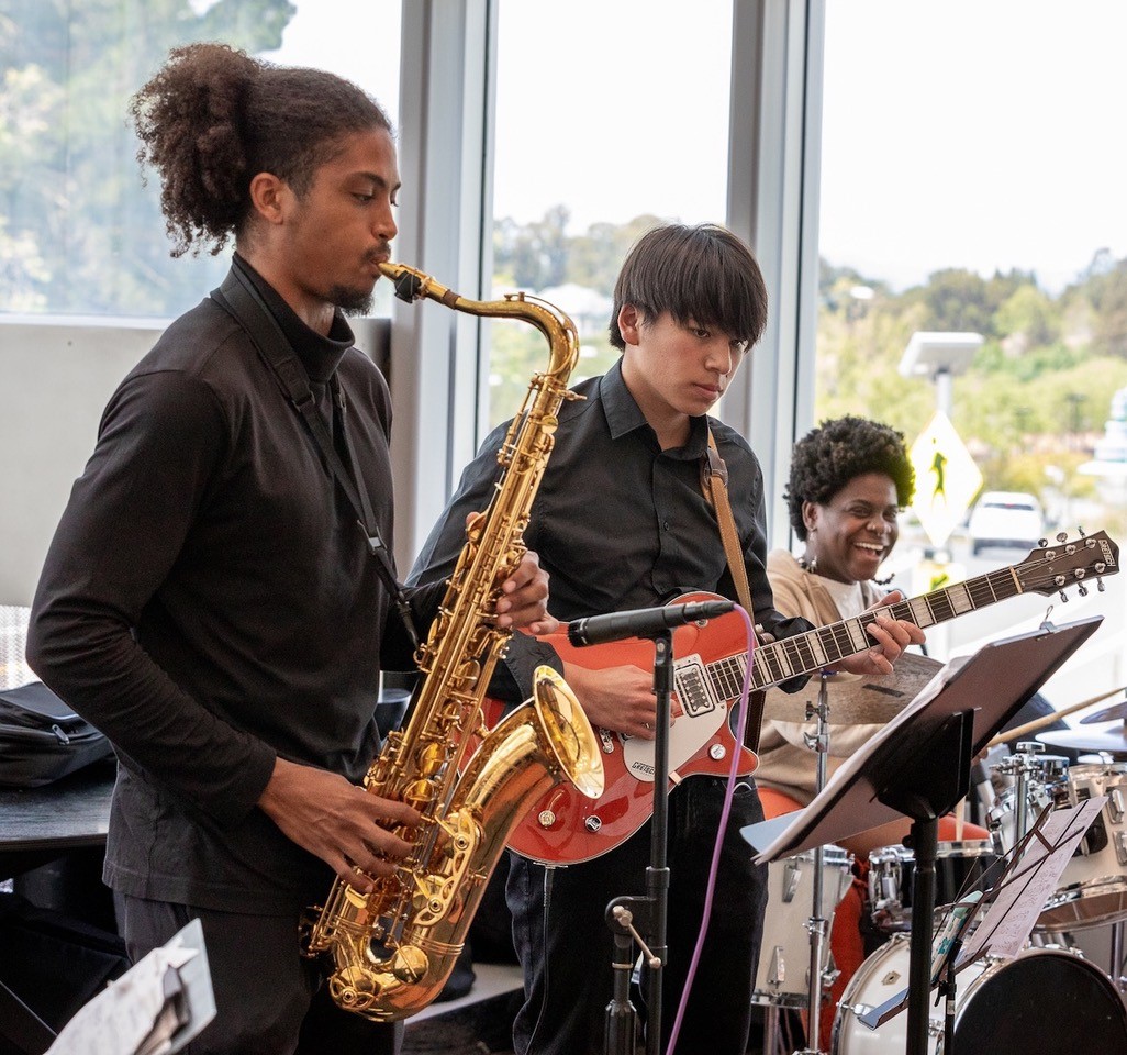 This Sunday, May 5th from 1PM-3PM, OAK will host @oaktownjazz as a part of the Tunes in the Terminal program! Come see them in OAK's Terminal 2 bag claim, and learn more about the nonprofit group at their website here: oaktownjazz.org/main/ #iflyoak #FlyTheEastBayWay #oakland