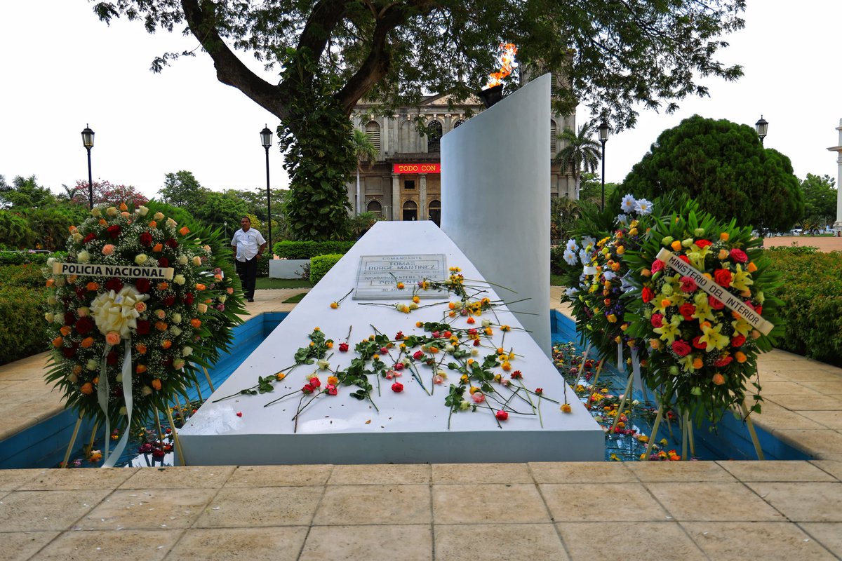 Y así de bello esta el Mausoleo donde descansas y te seguiremos rindiendo Honor y Gloria ✊🔴⚫ #UnidosEnVictorias #SoberaniayDignidadNacional @Lupe22Luna @LaZelayita