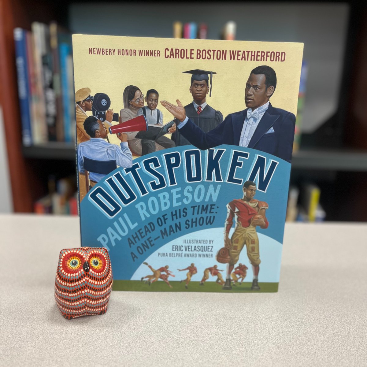 📚📢 Outspoken: Paul Robeson, Ahead of His Time: A One-Man Show by Carole Boston Weatherford and illustrated by Eric Velasquez. #dailybutlershelfie #NationalBiographersDay #Outspoken @poetweatherford @ericvelasquezny @Candlewick
