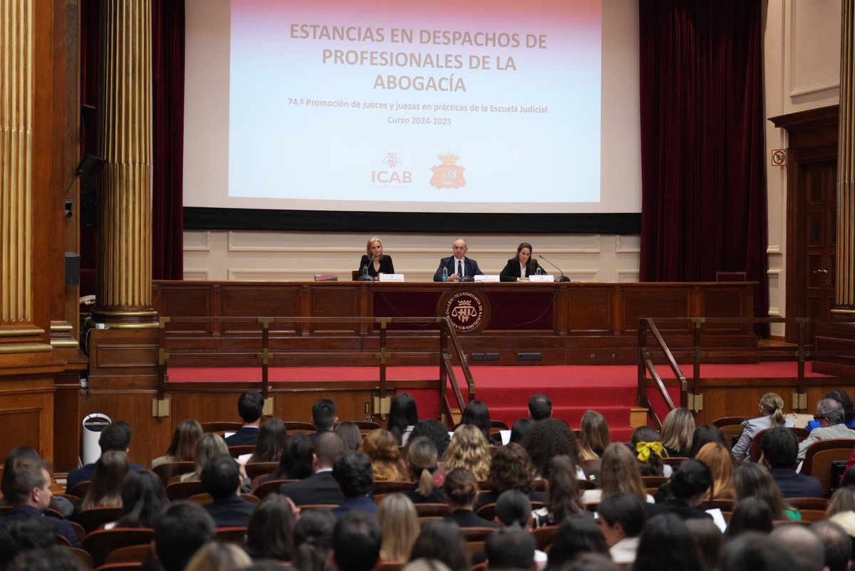 📸 El degà de l'ICAB, @jesusfamilex, la diputada de la Junta resp. de la #CRAJ @PazVll i la magistrada Clara Carulla, en representació de l'@Esc_Judicial, presideixen l'acte de presentació de l'estada en despatxos d'advocats/des de la 74a Promoció de Jutges en pràctiques.