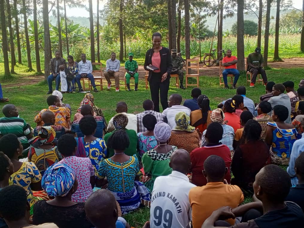 uyu munsi mu murenge wa Rukomo habaye inteko y'abaturagemutugari twose uko ari dutanu 5 ,Byumwihariko UmunyamabangaNshingwabikorwa w'umurenge yakoranye inteko n'abaturage bo mukagari ka Gashenyi. Yabashishikarije kwishyura ubwisungane mu kwivuza no kurangwa n'isuku mubyo bakora.