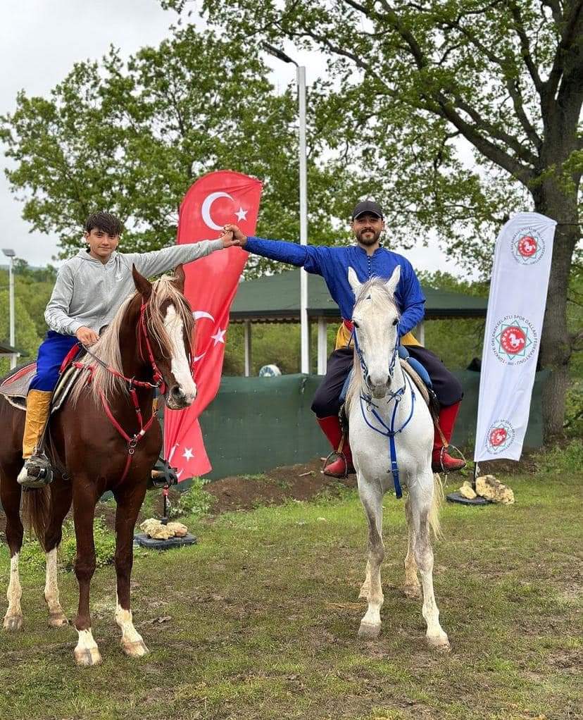 📌Türkiye Geleneksel Atlı Spor Dalları Federasyonunun Düzenledigi Atlı Okçuluk Eleme Kampına Katılmaya Hak Kazanan ve Yapılan Elemeler Sonucunda Atlı Okçuluk Milli Takımı As Kadrosuna Giren Hatay/Dörtyol'lu Hemşehrilerimiz Yunus Gür ve Ögrencisi Arda Erhan'ı Candan Kutluyorum🐎🇹🇷