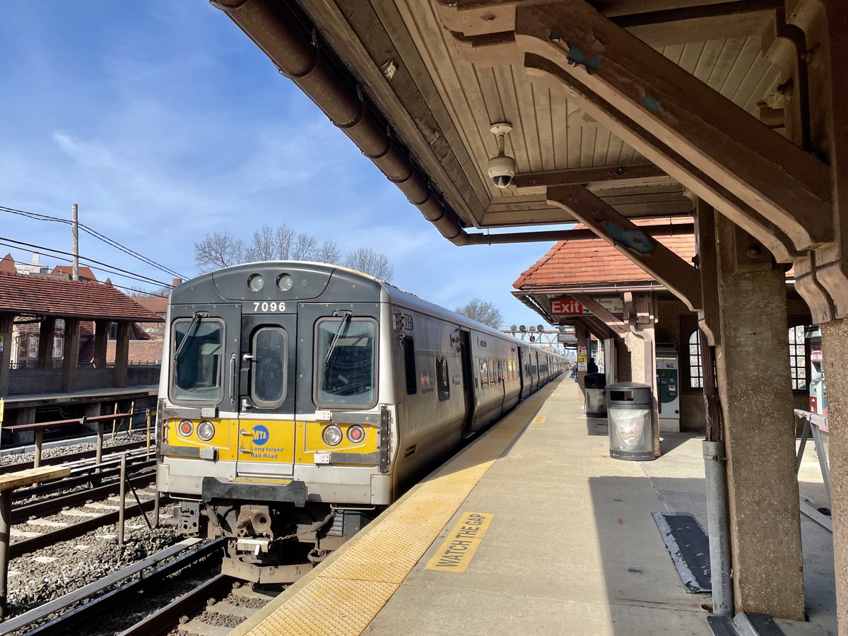 Starting in July, customers traveling within New York City will get a discount on their monthly ticket. Learn more: new.mta.info/press-release/…