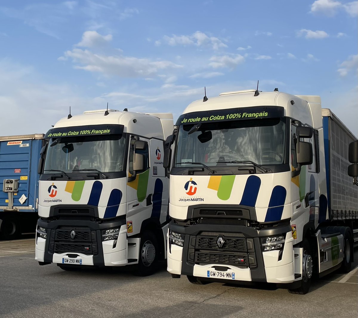 Another brand new pair of trucks that run on rapeseed oil. There is a lot of investment in clean energy in French transport, not least because some prestigious clients demand it. What’s it like in the UK 🇬🇧 @trucklifegb?