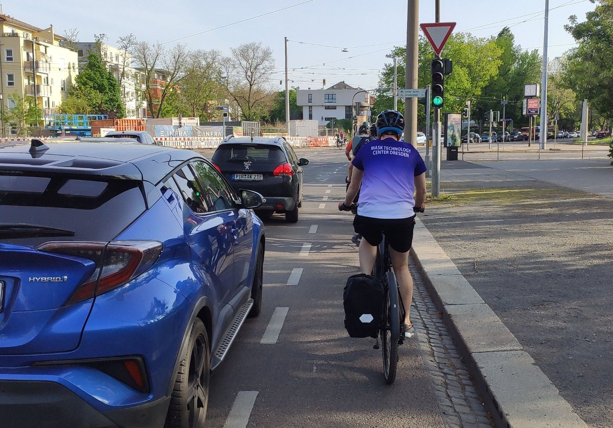 Wie viel Zentimeter zwischen rechtem Außenspiegel und linkem Handgriff des Fahrradlenkers?
@ADFC_Dresden @FuRe_DD @PolizeiSachsen @criticalmassdd @VerkehrswendeDD @stephankuehn