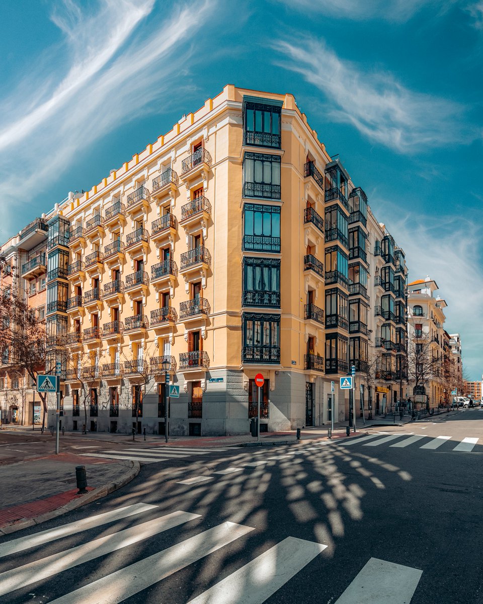 Descubre el castizo barrio de Chamberí en Madrid, donde calles como Trafalgar y Almagro exhiben una arquitectura que refleja su elegante pasado aristocrático de los siglos XIX y XX. ¡Un viaje por la historia! ✨ #VisitaMadrid #Madrid #Chamberí #Barrio #arquitectura