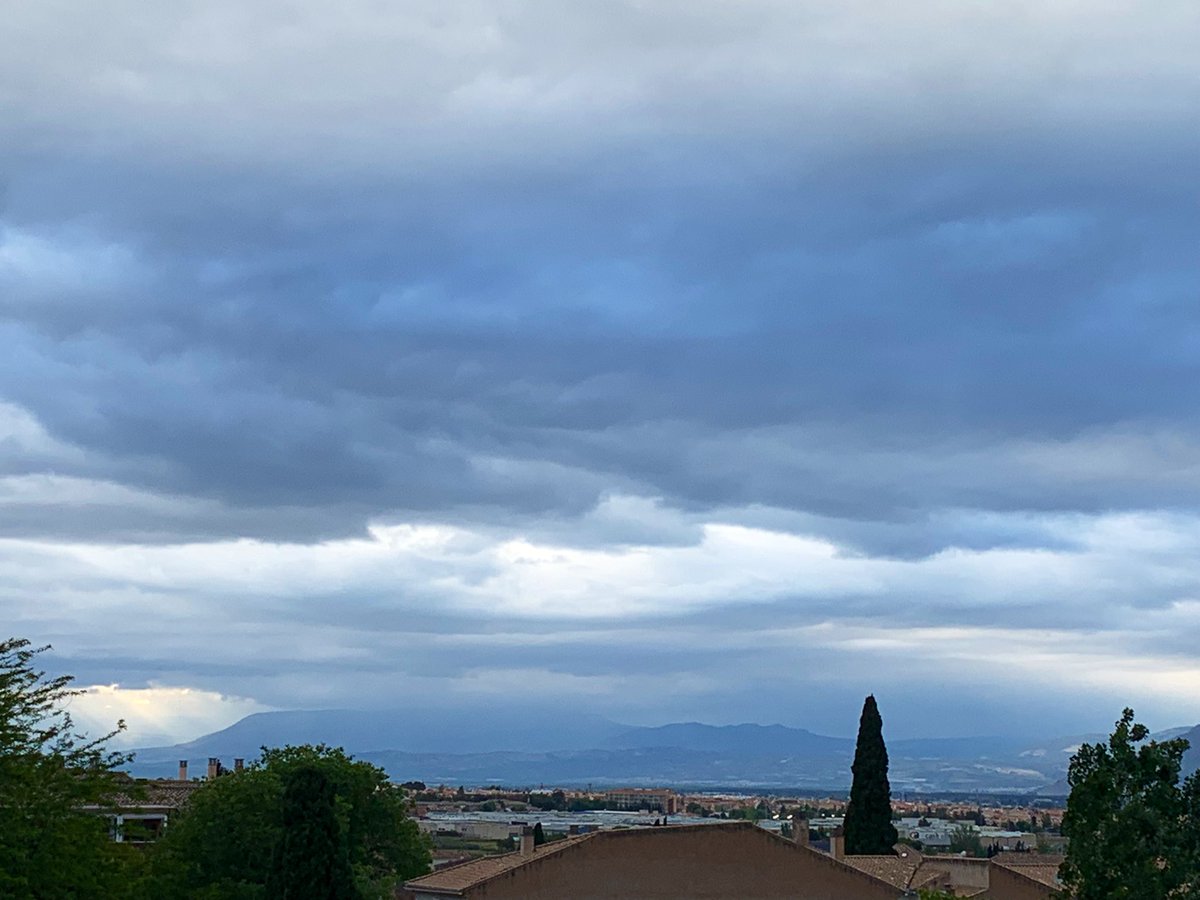 Ya asoman tímidas cortinas de lluvia hacia el Poniente y tenemos una nubes muy fotogénicas 😍.