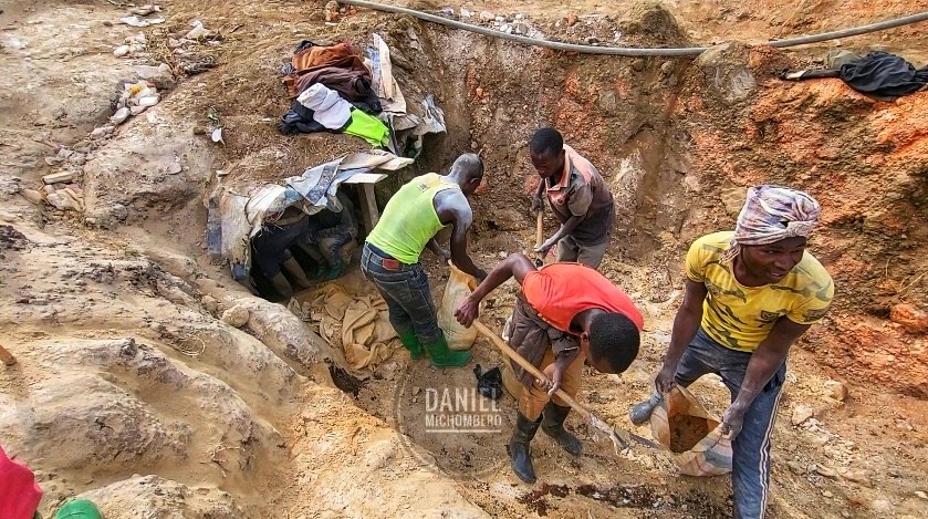 Guerre dans l'est de la #RDC 🇨🇩 : la coalition #M23_RDF_AFC encercle la cité minière de Rubaya. ' Ils sont venus de différents coins mettant la cité de Rubaya au centre, ceux qui se rapprochent de la mine sont venus du côté des antennes de Mure, s'en est suivi des détonations