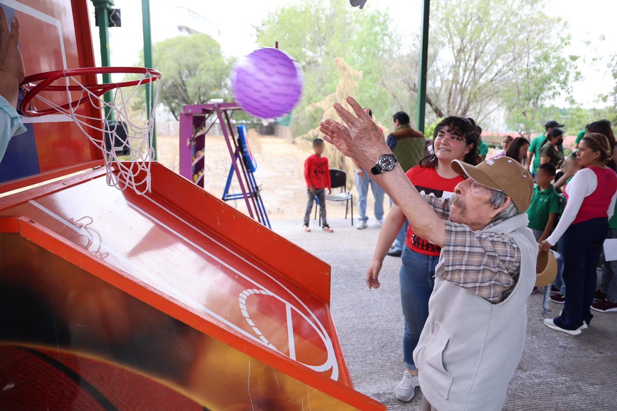 En el Instituto Geriátrico Dr. Nicolás Aguilar, los Centros de Asistencia Social 'Rafael Nieto', 'Rosario Castellanos' y 'Eben-Ezer' celebraron el #DíaDelNiño con música, juegos de mesa entre las personas adultas mayores y las niñas, niños y adolescentes.