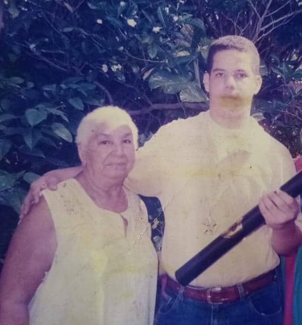 Sé que no es jueves de TBT pero ayer recibí está fotografía. Me dio mucha nostalgia, es la única que tengo con mi abuela paterna (no sabía que existía esta foto) y quiero compartirla con ustedes. ¿Qué tiempo creen que tiene esta foto y que edad tenía? Los leo