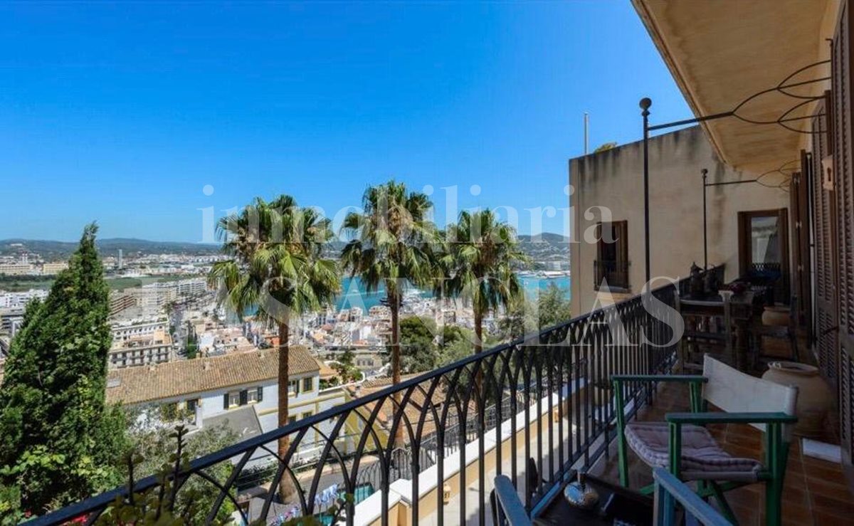 Extraordinary 284m² flat in historic building in the old town (Ref 522) #daltvila #ibizamedieval #flatforsale #propertyforsale #ibiza2024 #ibiza #luxuswohnung #zumverkauf dlvr.it/T6DfyV