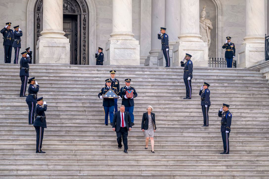 Service members carry the remains of Army Col. Ralph Puckett Jr., the last living #KoreanWar Medal of Honor recipient, during a ceremony at the U.S. Capitol, April 29, 2024. He died April 8, 2024, at 97 years old.

Source: #Pentagon