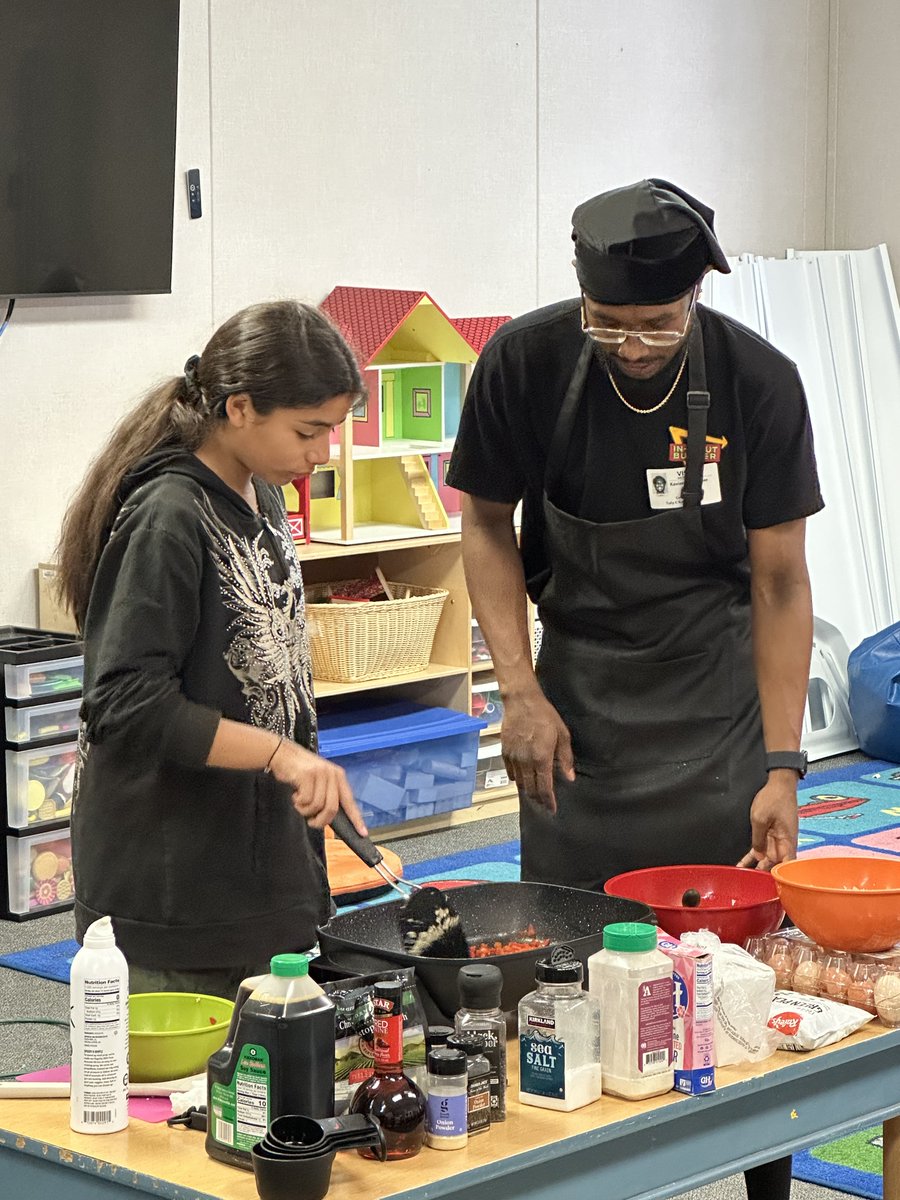 TCKStockton's tweet photo. Students are making healthy, delicious meals in our after school program! Yesterday, TCK Scholars practiced cracking eggs, chopping garlic, and mixing vegetables with rice. These culinary lessons are an example of the many fun activities students can take part in through #ASES! https://t.co/p4Cw1J0LbZ