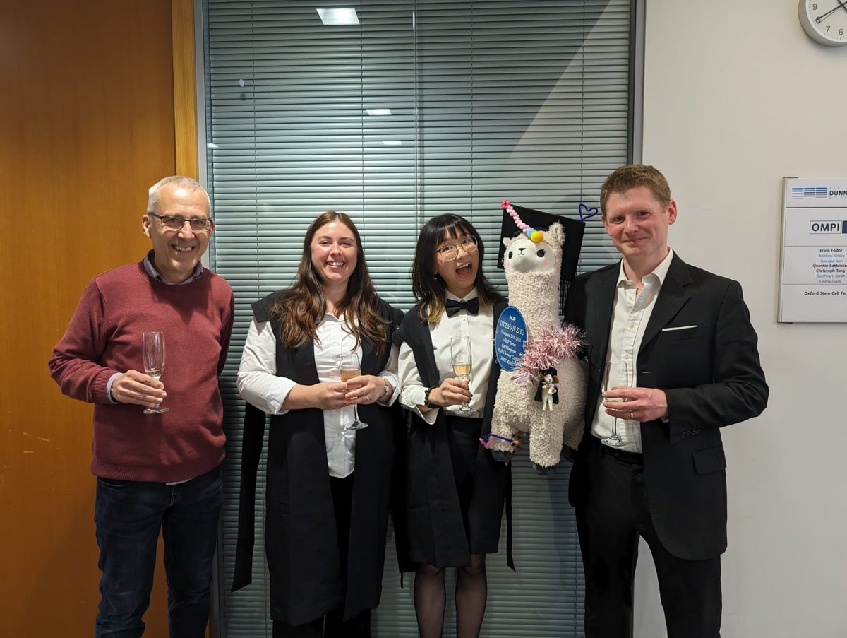 Massive congratulations to Dr @AmandaZihanZhu for passing her DPhil viva! Thanks to Ed Hutchinson @CVRHutchinson and @nicole_robb1 for being the examiners and thanks to the llama for the influenza virus polymerase nanobodies!