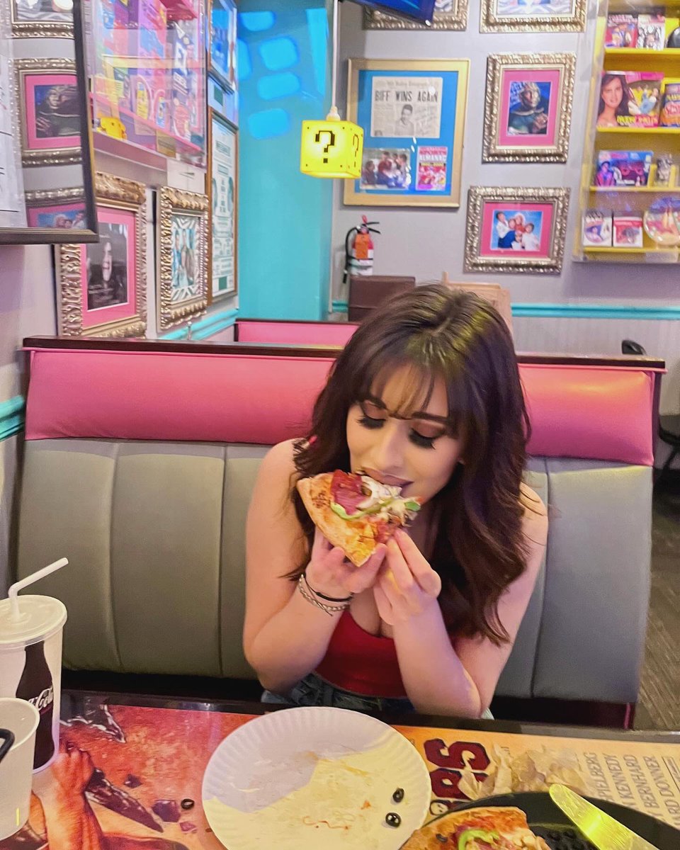 Follow the 80/20 rule when it comes to food & I promise you, you won’t feel guilty about eating 🍕p i z z a 🍕 

#80svibes