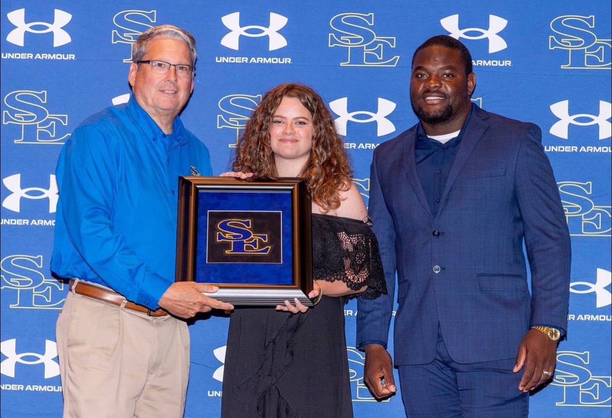 One of the many great things I get to do as President ⁦@SE1909⁩ is to present our senior award to our graduating athletes. It’s even better when the athlete is my daughter. #SELegacy ⁦@GoSoutheastern⁩