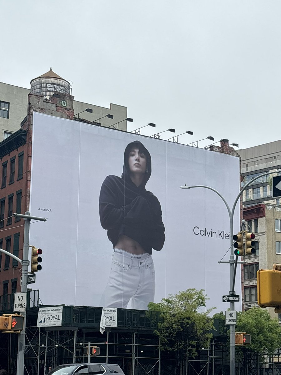 [📸] Ele de novo! Outdoor com novo anúncio de Jungkook para a Campanha de Primavera 2024 da Calvin Klein na Houston Street, em Nova York 🇺🇸 #JungkookxCalvinKlein