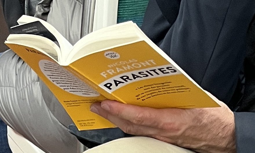 #liredanslemétro : mon voisin du jour lit « Parasites » de @NicolasFramont @editionsLLL.