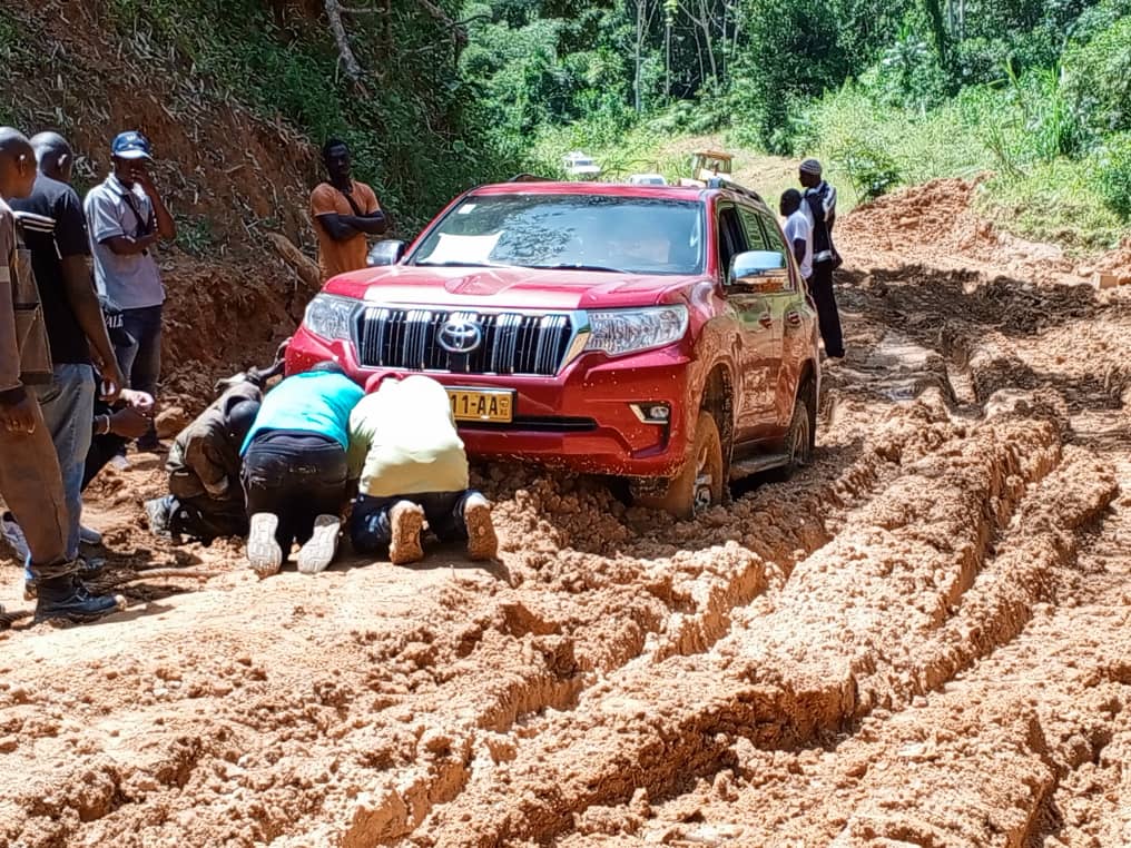 FrancisUNDP's tweet photo. Dans les zones reculées les routes, points d'eau, écoles et dispensaires sont dans un état précaire, laissant les populations insatisfaites, particulièrement les femmes, enfants et les âgées, sans accès aux services de base. Le #PUDC veut adresser ces problèmes #fromthebottomup. https://t.co/NEvtvFrSIM