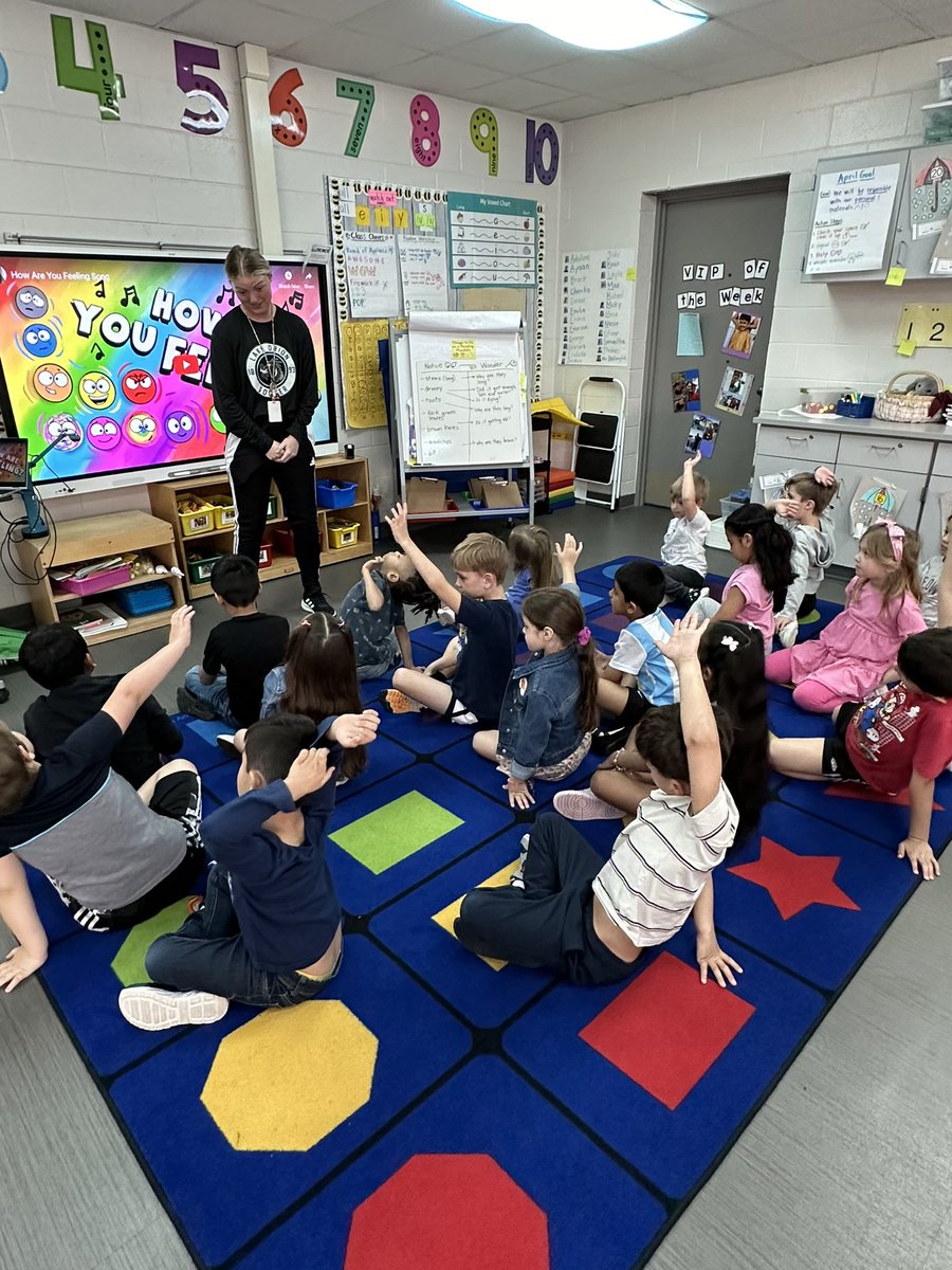 The first round of teacher swaps at @StadiumDriveLO is underway…Ms. Marchese is teaching Kindergarten instead of 3rd Grade today while Kinder teacher Mrs. Ventimiglia teaches 3rd Grade 💚