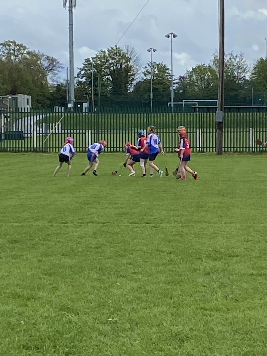 Well done to our U11 camogie team who played in a blitz in Clonmel Óg today! The girls secured wins over St.Oliver’s Clonmel and Bunscoil na Cathrach but lost in a tight match against the Presentation Clonmel! 
Well done girls super Camogie played today 👏 👏 @TippCumanNamBun