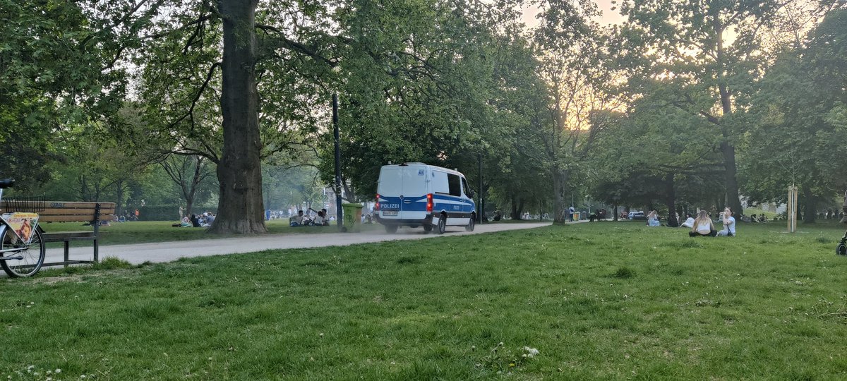 Ganz schöner Verkehr im #Monbijoupark - das war jetzt der dritte Wagen innerhalb der letzten Viertel Stunde der durch den Park gegurkt ist. @polizeiberlin @Polizei_NRW - muss das so?#berlin