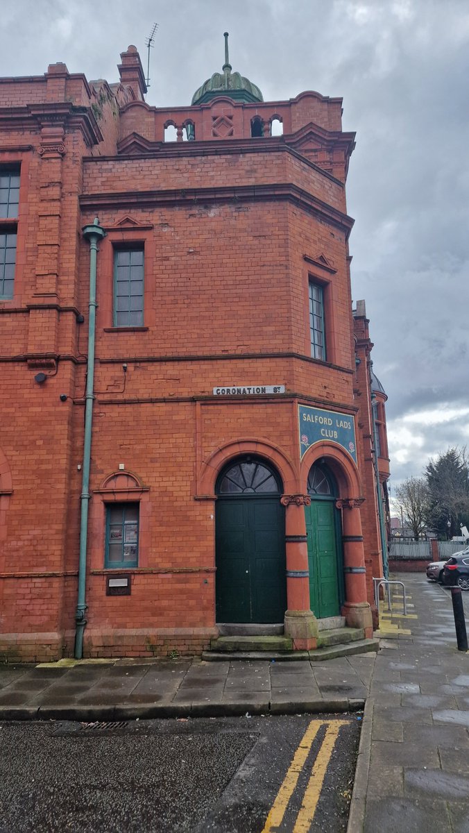 @StripeyMiata @LindaPeters64 Near where I live is Salford Lads Club, which was famously on the record sleeve of an iconic 80s album by 'The Smiths', but it wasn't an unexpected find cos I knew it was there! #TRLT