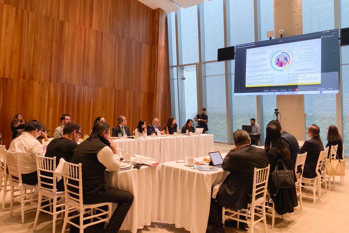 El secretario @MeyerFalcon encabezó una reunión con las y los titulares de los organismos nacionales de vivienda.

Evaluaron los programas vigentes; analizaron objetivos a mediano y largo plazo para facilitar que las familias mexicanas accedan a una #ViviendaAdecuada.