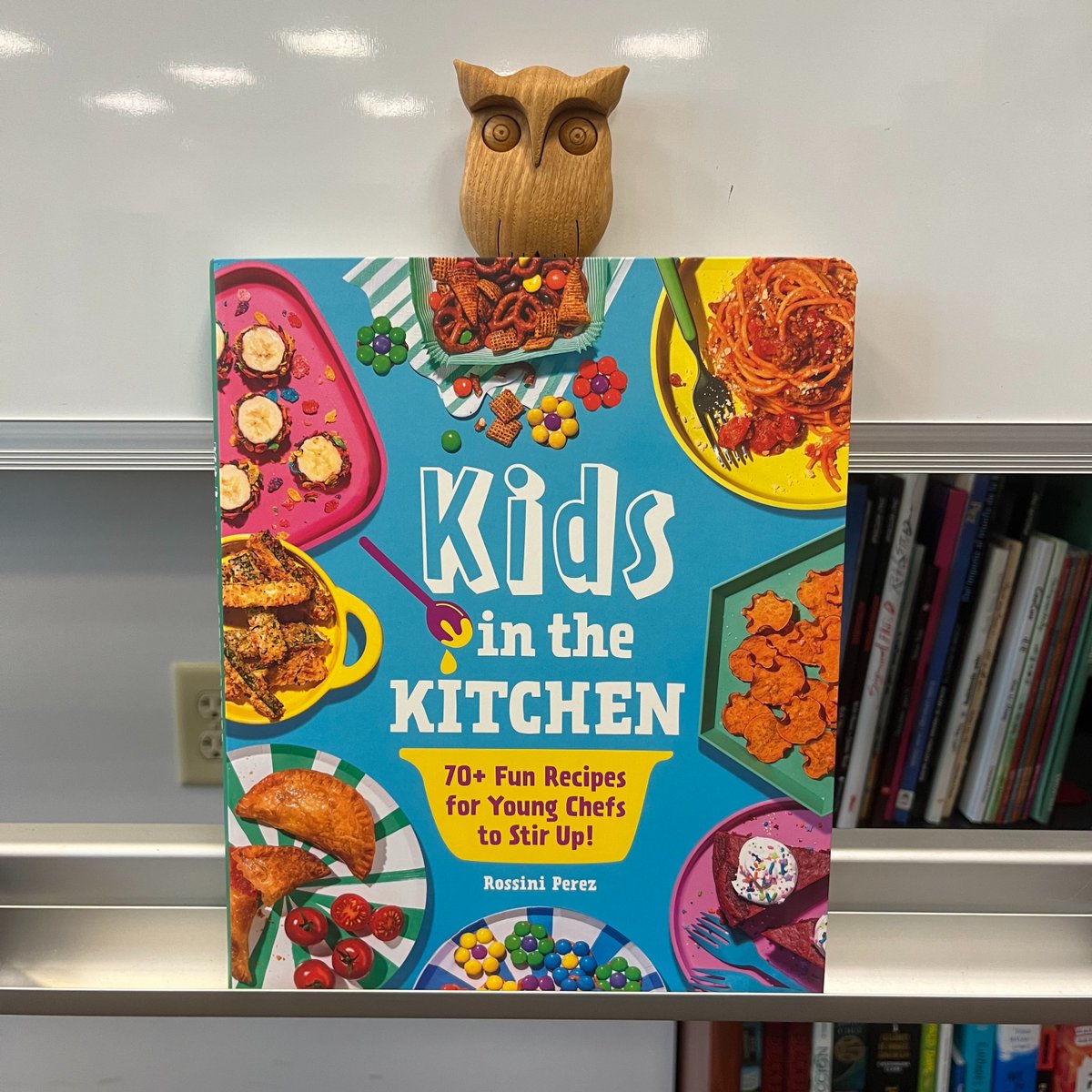 📚👩🏾‍🍳 Kids in the Kitchen: 70+ Fun Recipes for Young Chefs to Stir Up! by Rossini Perez. #dailybutlershelfie #WorldBakingDay #KidsintheKitchen #RossiniPerez @QuartoKids