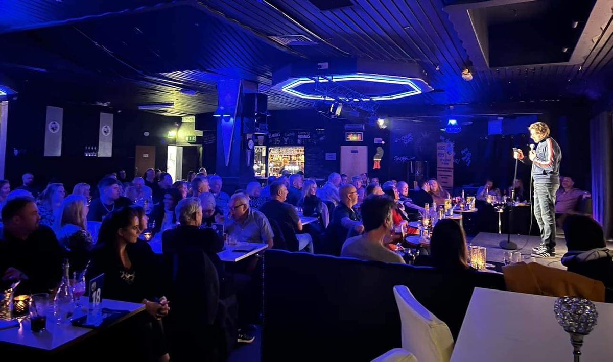 Dive into laughs at Comedy Lounge Hull! Catch top stand-up acts every Fri & Sat night. Upstairs at Stage Door, dance to tribute acts like George Michael & Coldplay. Enjoy fresh food & drinks with table service. 🎤 See our website or 👇hullwhatson.com/places/comedy-… #Hull #HullEvents