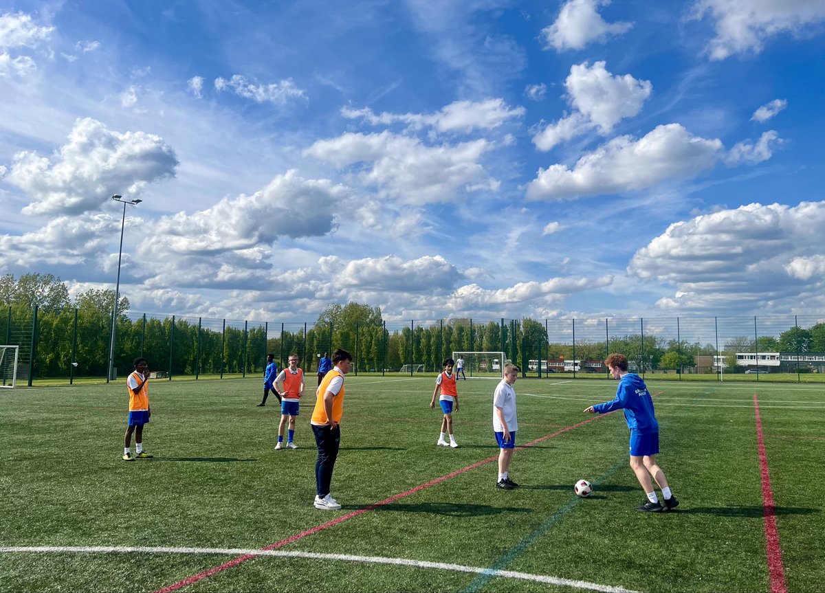 Summer is here at last?! A huge well done to all of the students who were at both Rounders &amp; Football clubs after school today! Almost 100 of you!

Fantastic work! #SHLASport 👏🏼 ☀️
