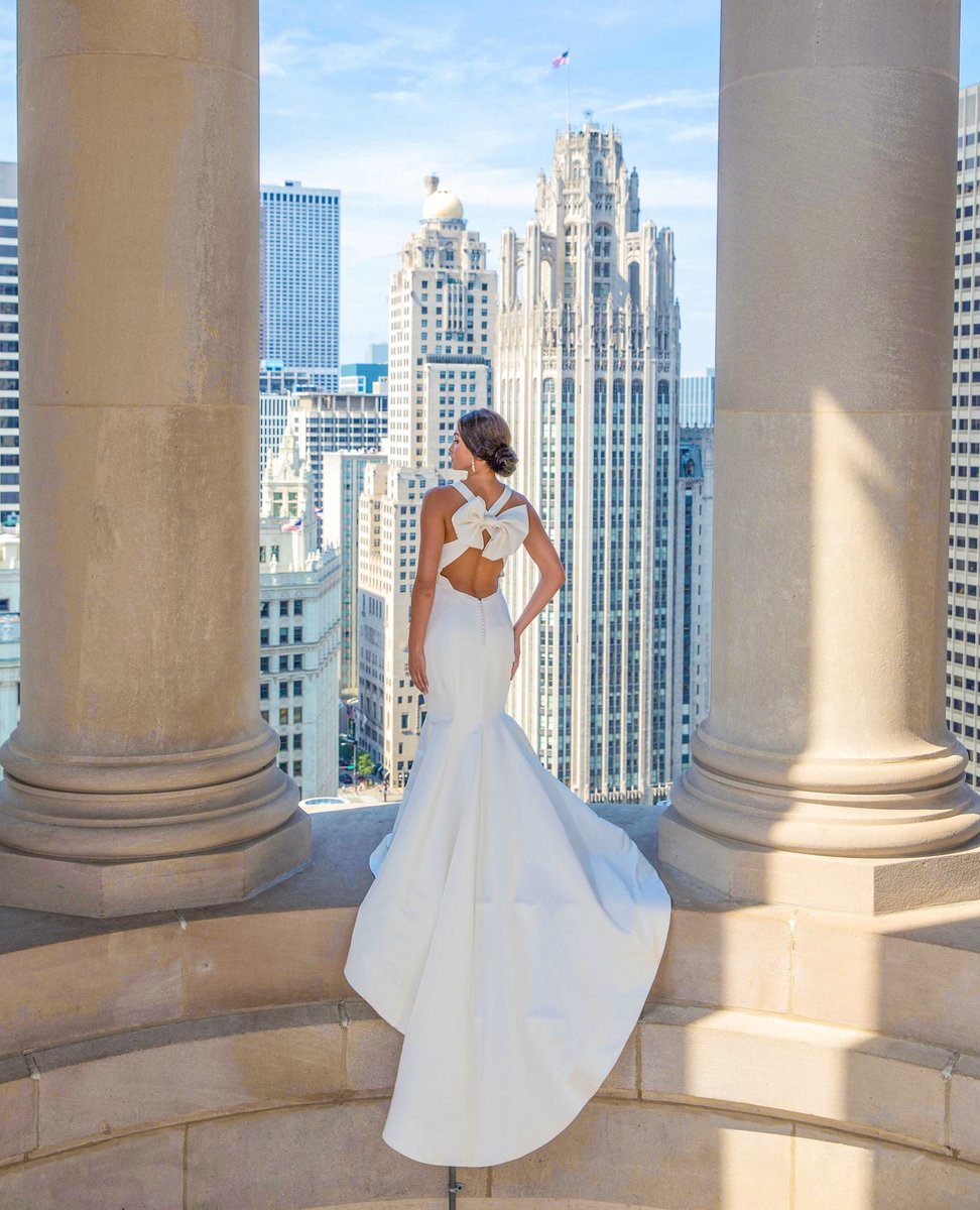 Bridal goals! 🙌 The perfect backdrop for your wedding day. londonhousechicago.com/weddings/