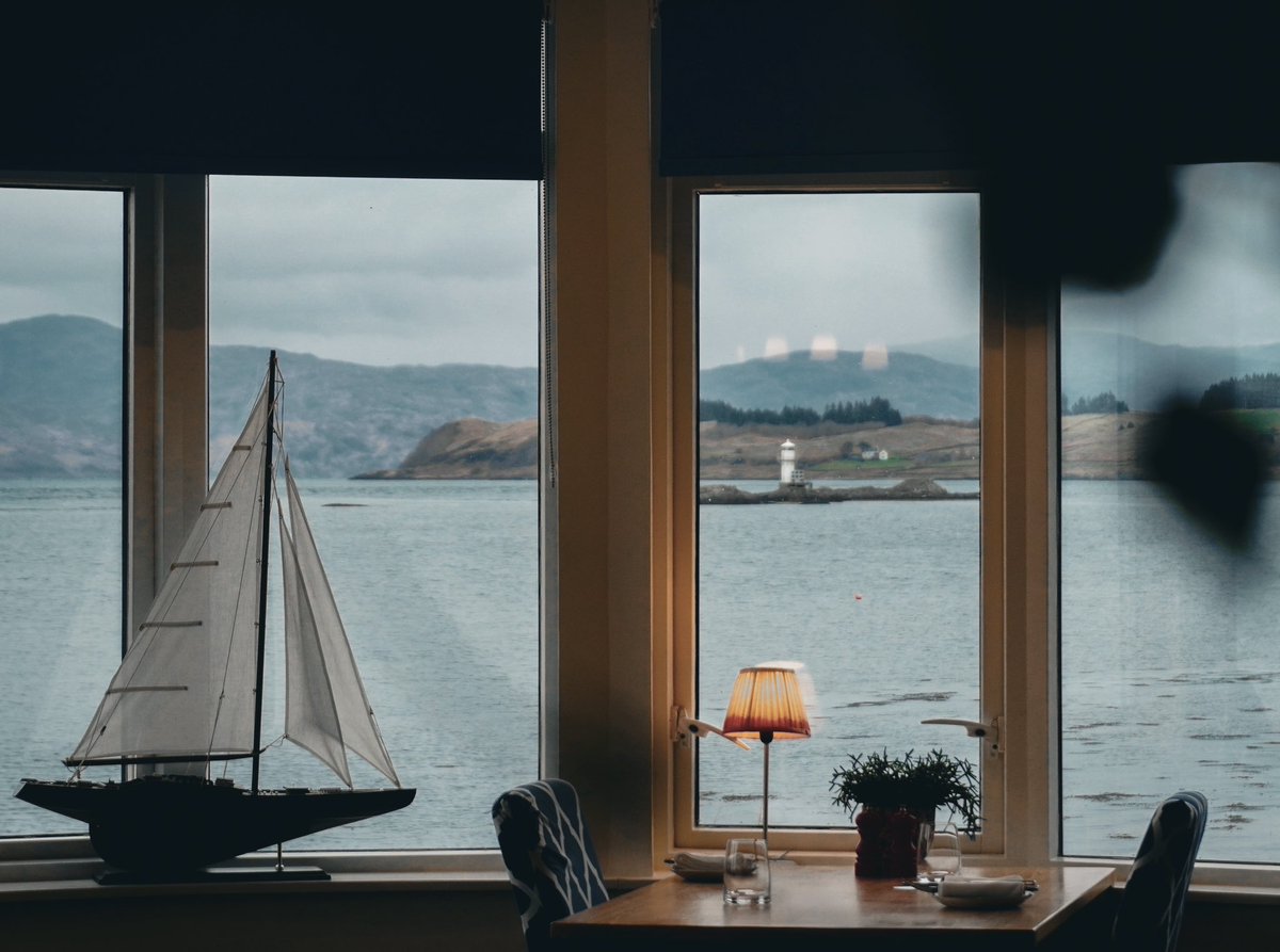 I mean… how is that for a dining view? ☺️⛵️ Lilting music, great company, all the good things, tucked away on our wee peninsula, far away from the world… Haste ye back 🏴󠁧󠁢󠁳󠁣󠁴󠁿 #scotland #home