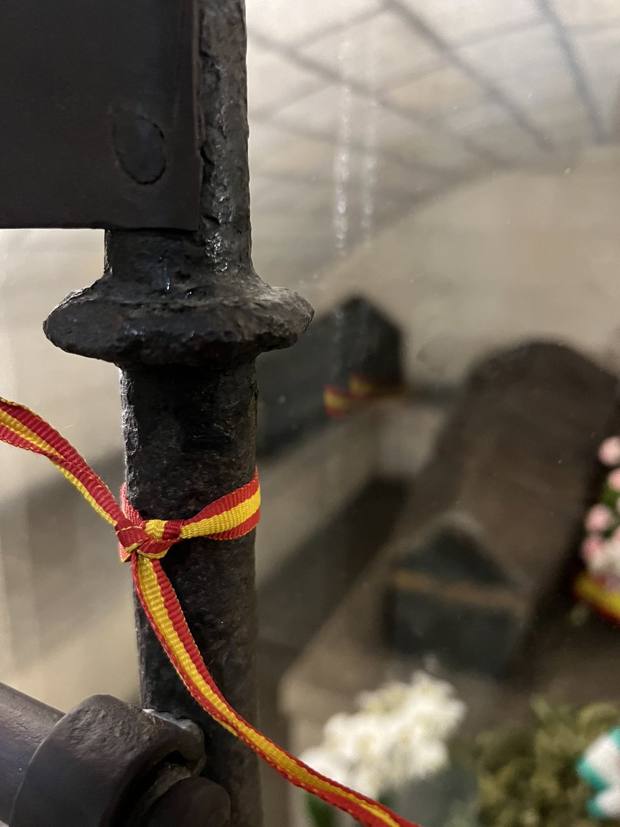 Un pequeño lazo con los colores de la bandera nacional, frente a los restos mortales de Isabel la Católica, como ofrenda, por España.
#IsabelLaCatólica
#España