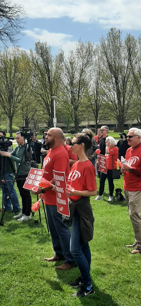 A big shout-out to all #uupbuffalocenter members who attended yesterday's rally in support of SUNY Fredonia. #uup #UnionStrong