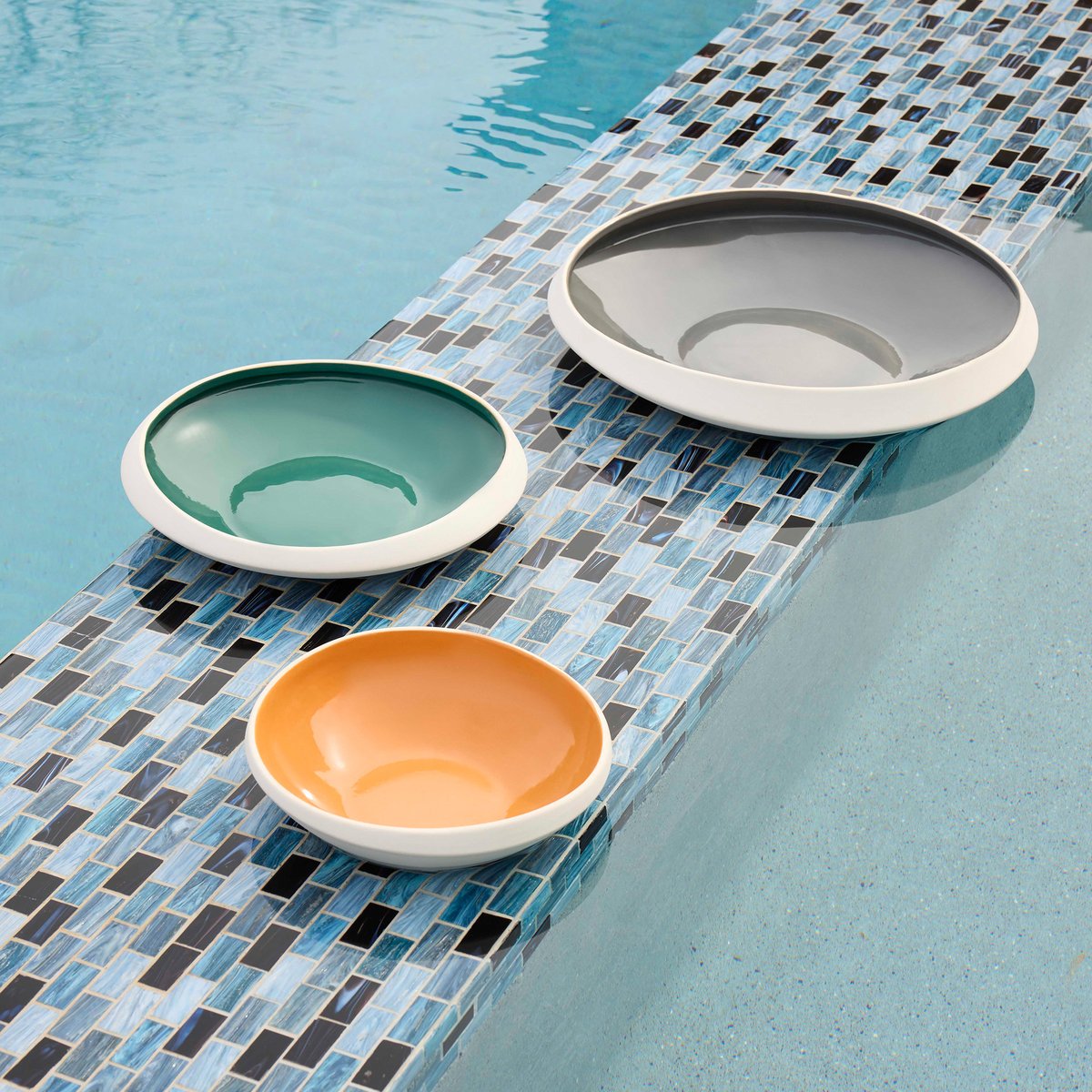 CyanDesignHome's tweet image. A pop of color for your table!🎨 The Tricolore Collection is perfect for creating a vividly chromatic display or showcasing individually.✨ 

#cyandesign #cyanspring24 #designoutloud #decorativebowls #boldcolors #summerdecor #decorinspo