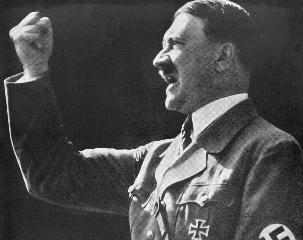30 Avril 1945: Le Führer de l'Allemagne, Adolf Hitler se suicide à l'âge de 56 ans dans son Führerbunker Homme politique Allemand militaire participant à la Première Guerre Mondiale Chancelier de l'Allemagne En 1894, à 4 ans, il est sauvé de la noyade par Johann Kuehberger