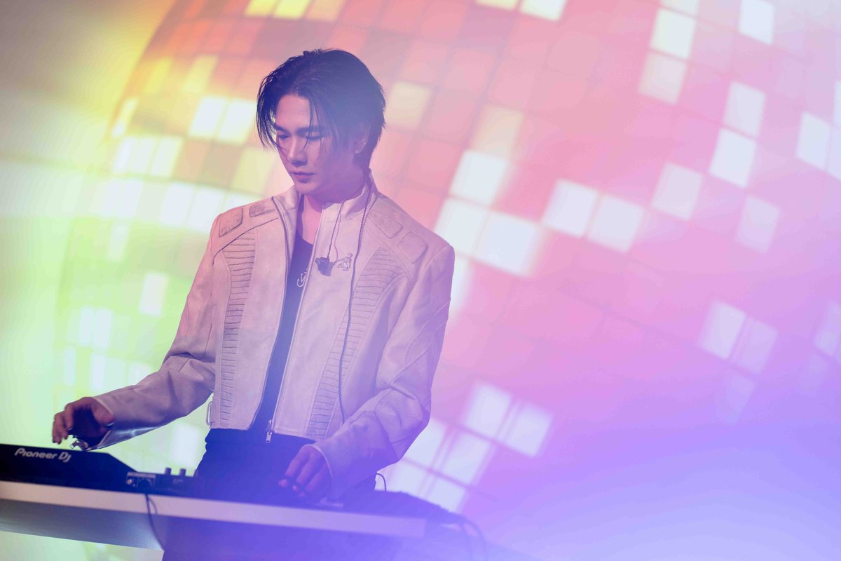 It is not too early for nostalgia, since the power of great stage charisma can indeed elevate a performance from good to unforgettable. 
#Build1stFMinBerlin 
#BuildJakapan 
#Beyourluve 
<a href="/JakeB4rever/">BIU.</a>