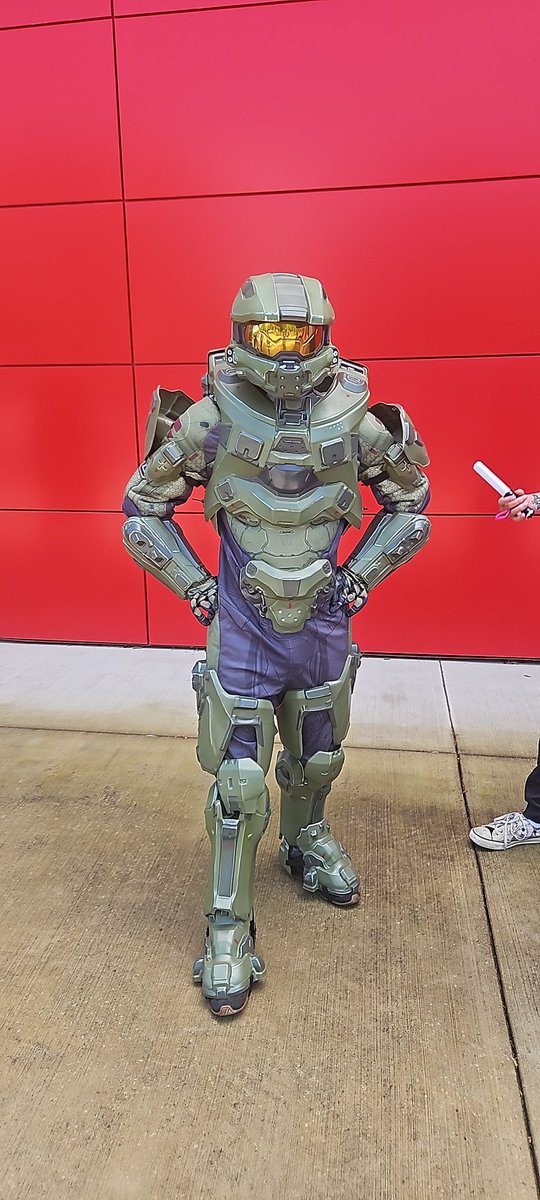 MY FRIEND IS HERE IN A MASTER CHIEF COSPLAY #MIKUEXPO2024