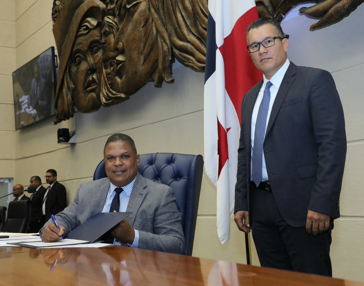 El presidente de la Asamblea Nacional, Jaime Vargas agradeció a los diputados por la labor realizada durante el Quinto Periodo de Sesiones Ordinarias, quedando así clausurada. #tuvozimporta