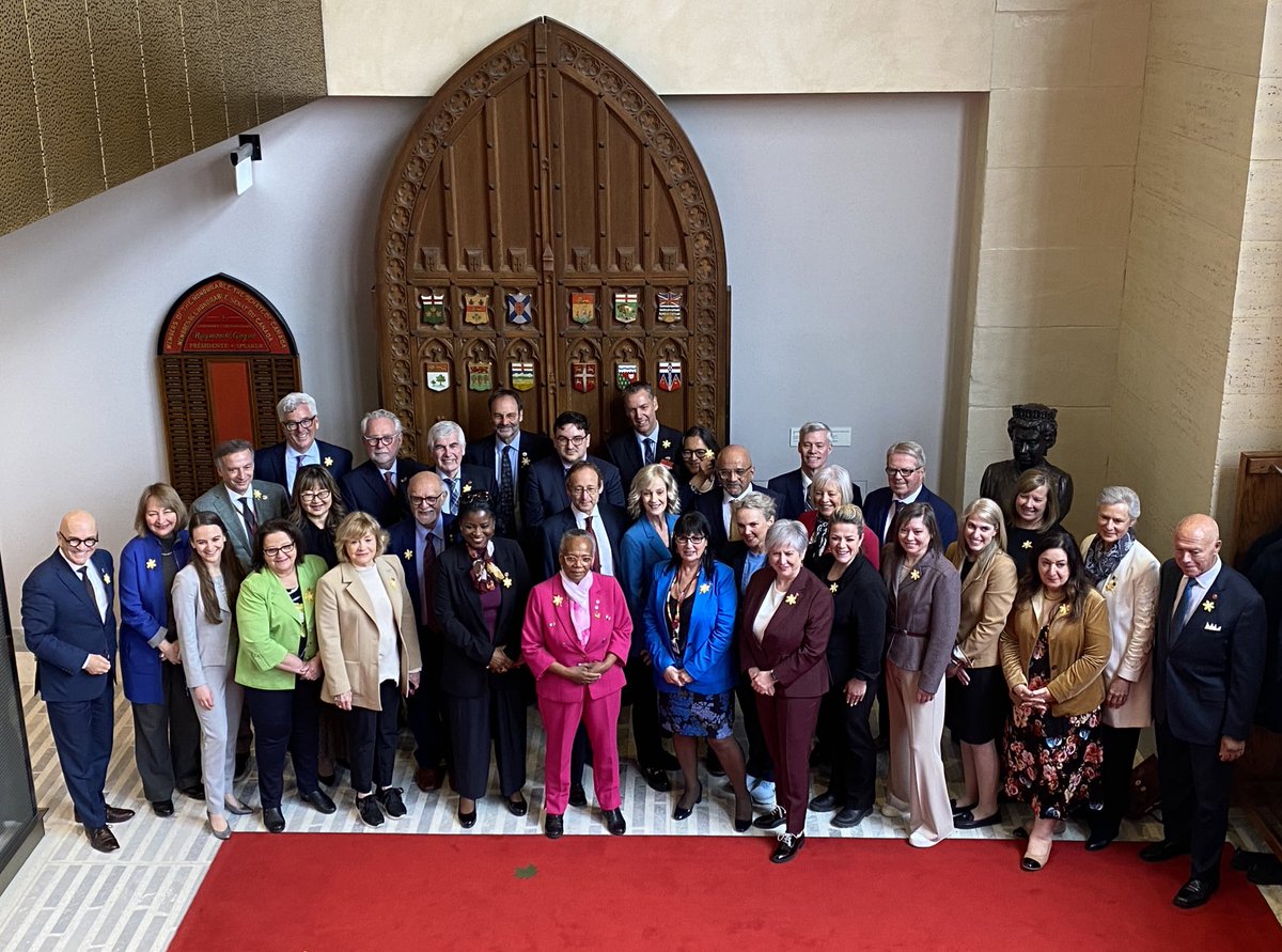 Senators gathered outside the Red Chamber for Daffodil Month, in support of the fight against cancer. / Les sénateurs se rassemblent près de la Chambre Rouge pour le mois de la jonquille, en soutien à la lutte contre le cancer. #SenCA
