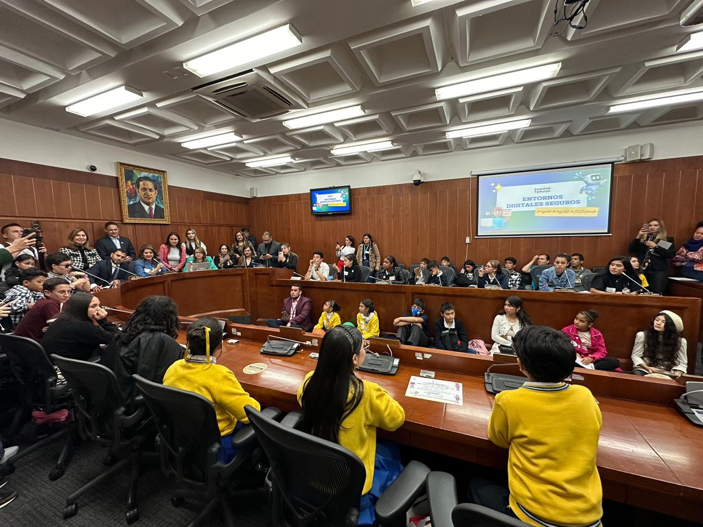 #AEstaHora Al dedicar un día en el congreso para los niños, les enseñamos sobre el gobierno, la participación ciudadana y el valor de la democracia. ¡Construyamos una generación comprometida con su país desde el principio! #ElPaisQueYoSueño @afectoenlinea @Ninez_Ya…