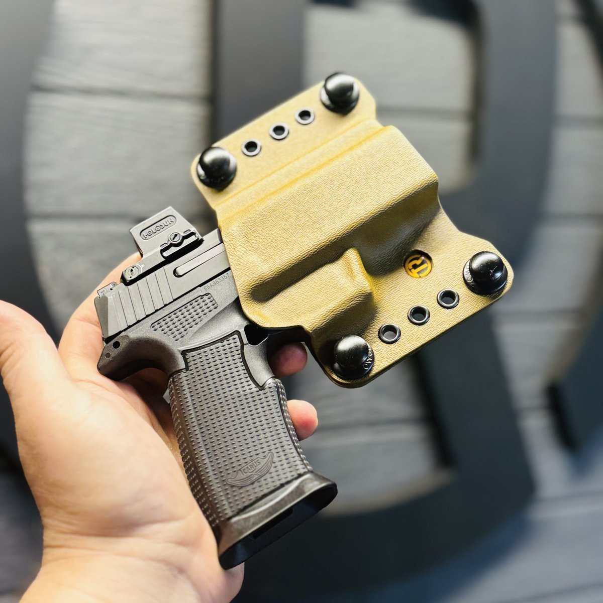 Just when you thought we were done with custom grips, here’s another one! Icarus’ new Air Frame on a P365 Macro. #flexyourguns #tacrig #icarusprecision #sigsauer #sigsauerp365 #p365 #sigp365 #newmodel #pewpew #concealedcarry @sigsauerinc @icarusprecision