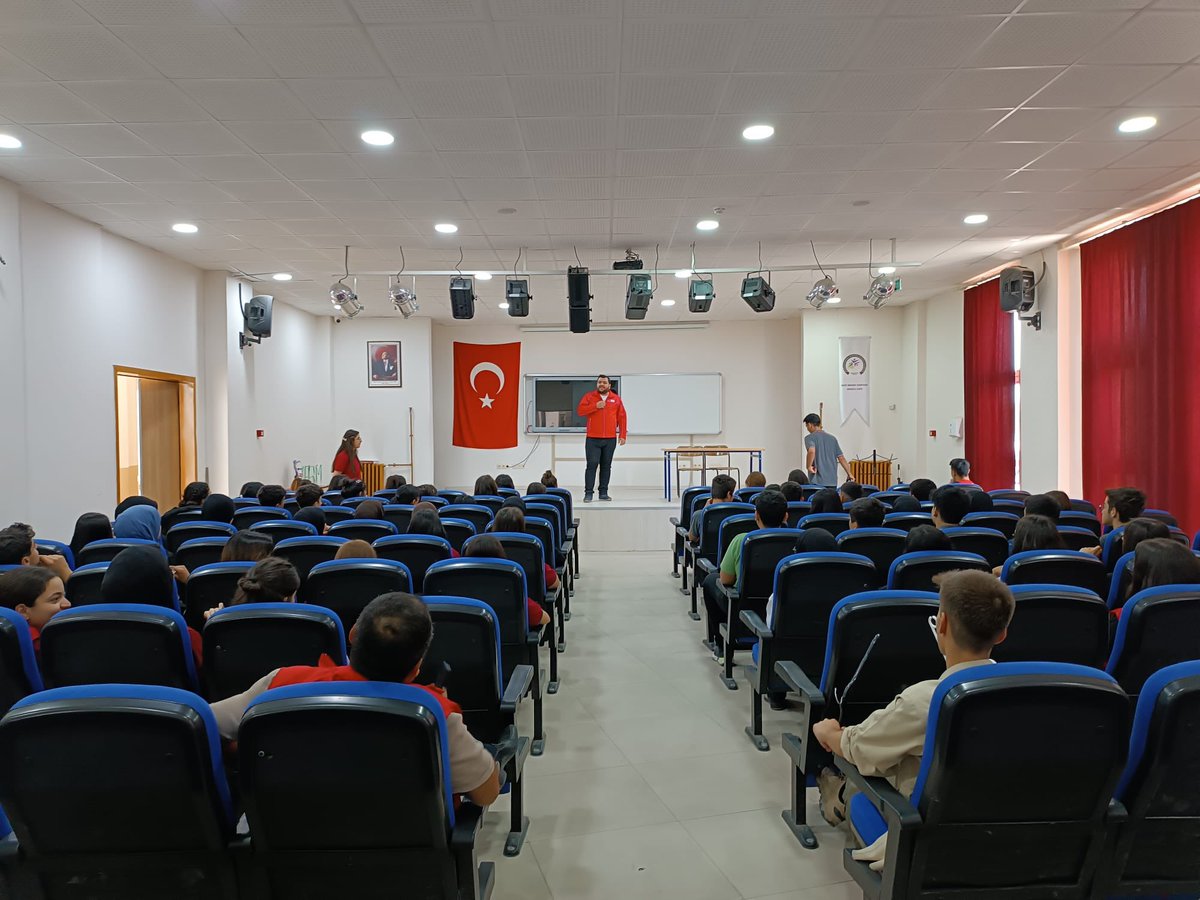 Gönüllülerimizle birlikte Şehit İbrahim Tanrıverdi Anadolu Lisesi'nde Kızılay faaliyetleri ve Kızılaycılık tanıtımı semineri verdik. 
#daimahazır