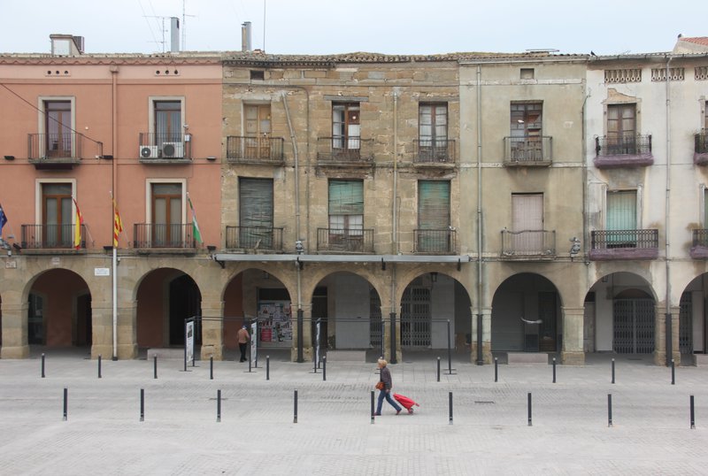 Amics i amigues del Segrià i del Ponent d'aquest nostre país: divendres us espero a Almacelles! Ara ja fa alguns anys que vaig participar d'aquest meravellós cicle de cançó d'autor, el Nits de Taverna! Hi torno aquest divendres, 3 de maig! Almacelles, Sala Arca, 22.00h! ❤️