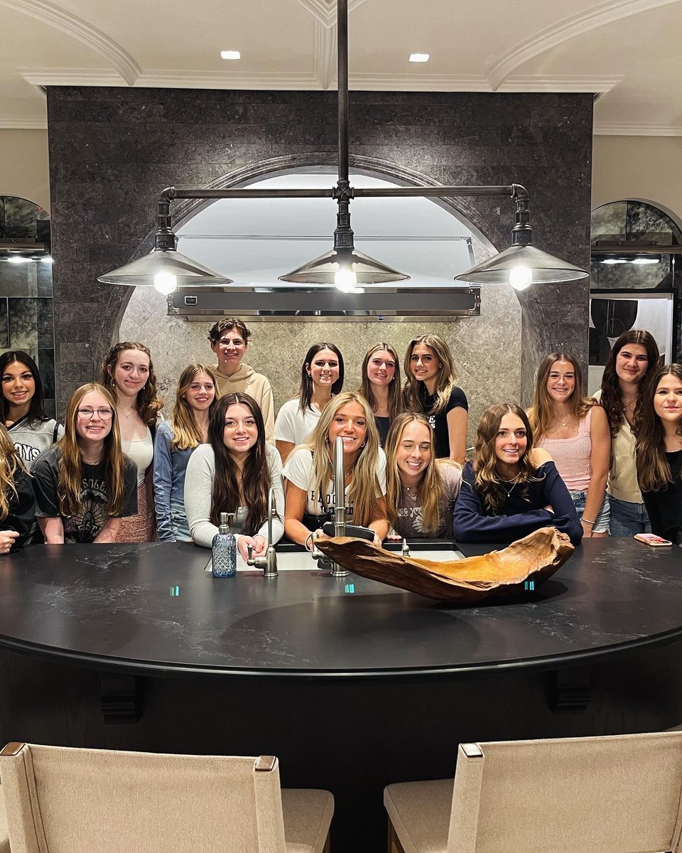 Sara Consdorf tweet media