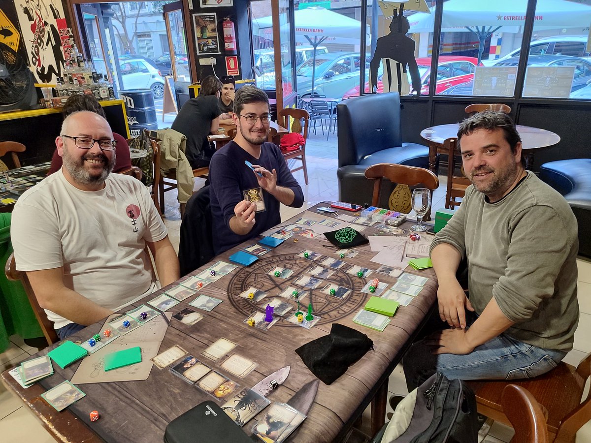 Caras viejas, caras nuevas... ARKHAMARTES dando caña a la nueva campaña de @FFGames, la Fiesta del Valle de la Cicuta. 🌞🌚 ¡#ArkhamHorrorLCG siempre nos une en La Piedra Angular de Valencia!