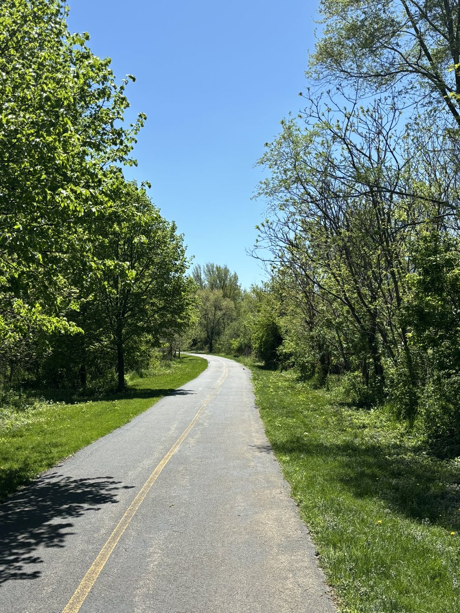 PSA: get outside, it’s gorgeous, not a cloud in the sky!! What a way to end the month of April! ☀️😎#ilwx #inwx #SpringVibes